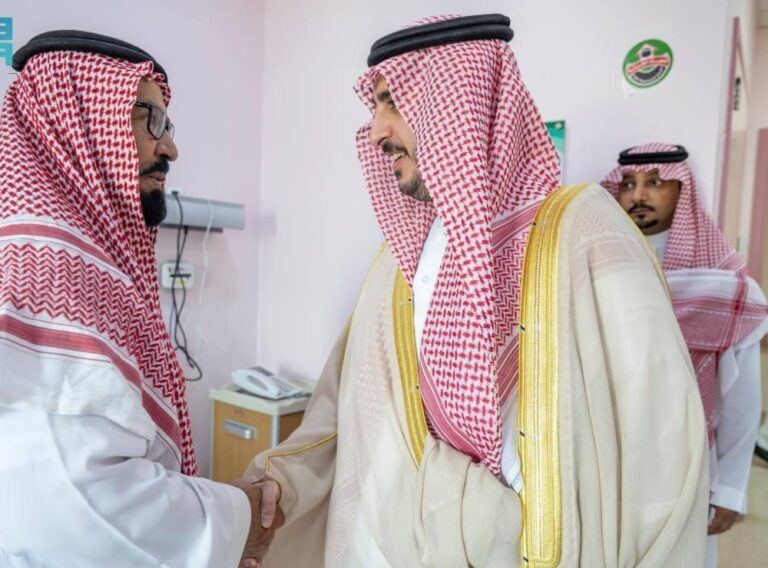 أمير-الجوف-يطمئن-على-صحة-المعرّف-الرويلي-أخبار-السعودية.jpg