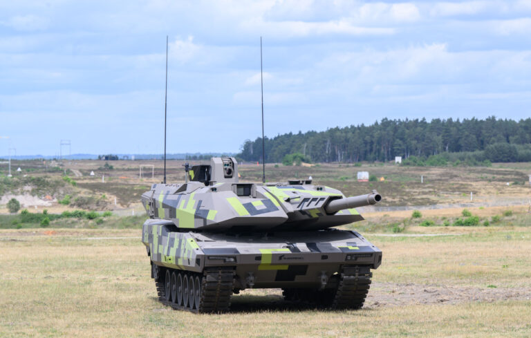إيطاليا-تطور-مدفعا-جديدا-لدبابات-Panther.jpg