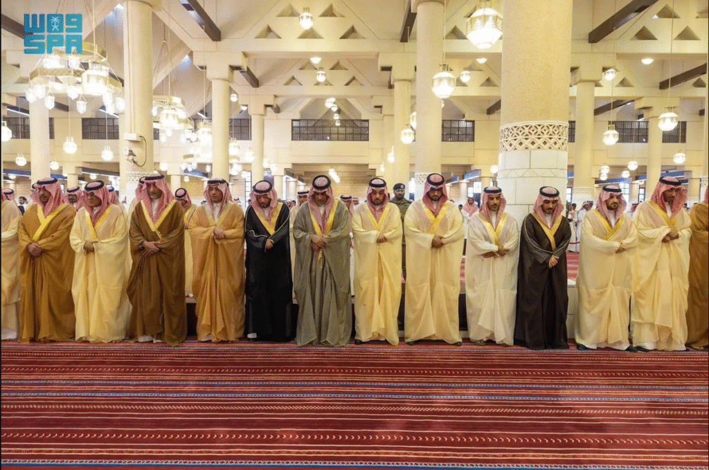 السعودية-عشرات-الأمراء-والمسؤولين-يؤدون-صلاة-الميت-على-الأمير-النائم.png