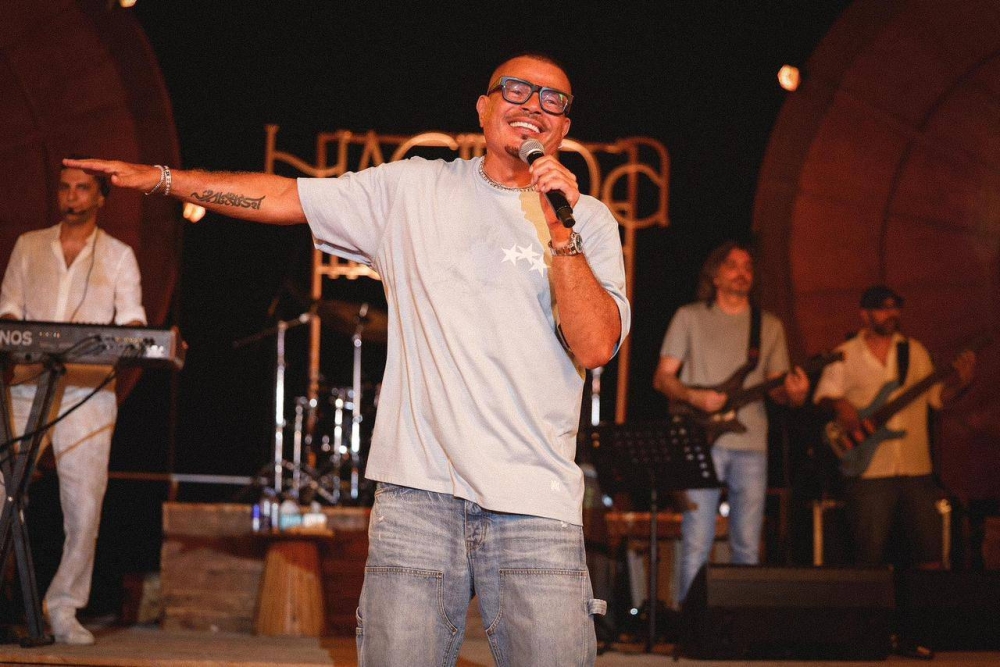 عمرو-دياب-يتألق-ويشعل-المسرح-بألبومه-الجديد-في-حفله-الثاني.jpg