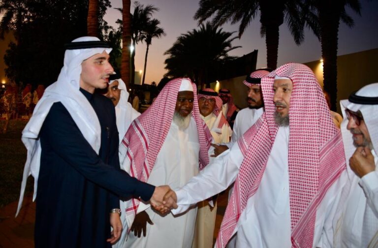 محافظ-جدة-يواسي-أسرة-جمجوم-في-فقيدها-أخبار-السعودية.jpg