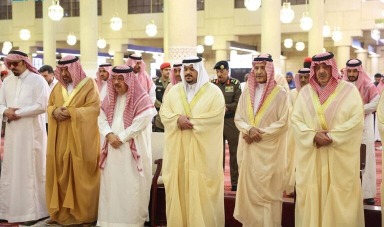 نائب-أمير-الرياض-يؤدي-صلاة-الميت-على-الوليد-بن-خالد.jpg