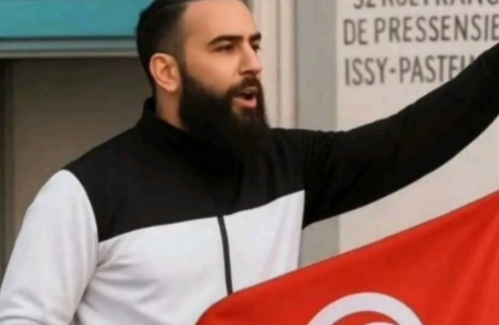 تونس تستقبل جثمان مهاجرها عبد القادر الذيبي.. وتطالب فرنسا بالتحقيق في “قتله غير المبرر” (فيديو)