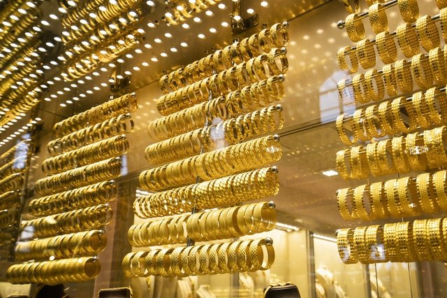 دعا الى أتمتته في العراق.. اقتصادي: شبهات باستيراد الذهب من الامارات