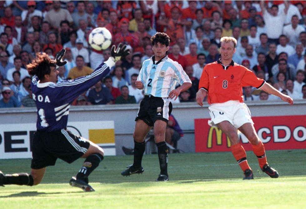 أشهر أهداف كرة القدم.. عندما قضى بيركامب على حلم الأرجنتين بلمسة أسطورية