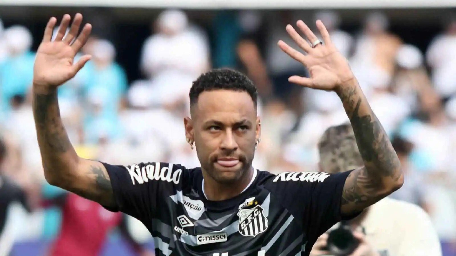 “طائرة هيلكوبتر وقمصان الأساطير”.. نيمار يرد من داخل منزله بعد استبعاده من قائمة البرازيل (صور)